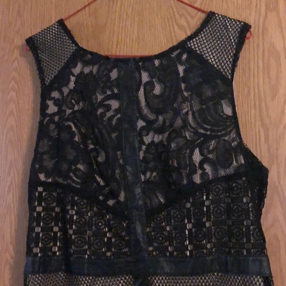 Black and beige lace dress - Picture 2 of 8